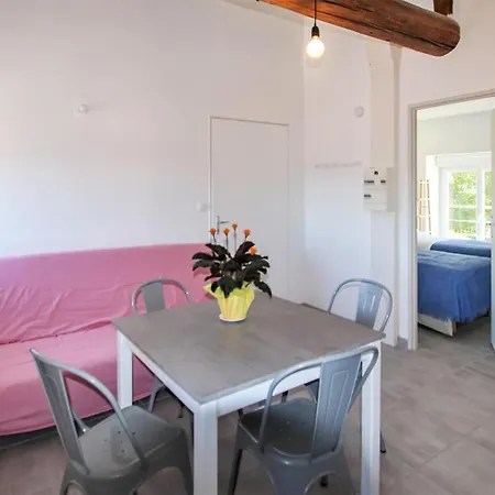 Awesome In With Kitchenette شقة
